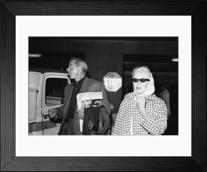Framed Print : Marilyn Monroe and Joe DiMaggio Framed Print : Marilyn Monroe and Joe DiMaggio