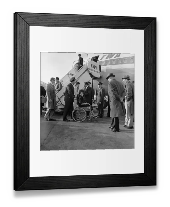 Framed Print : Liz Taylor in Wheelchair Framed Print : Liz Taylor in Wheelchair