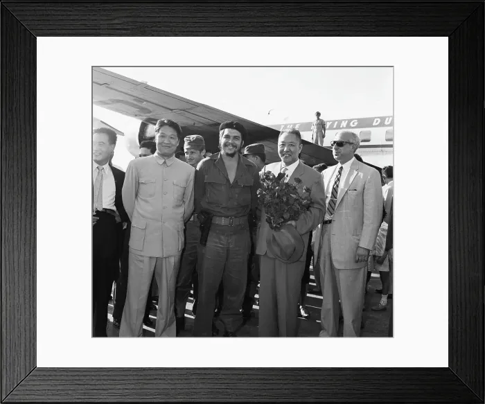 Framed Print : Ernesto Guevara Greets Ambasadors