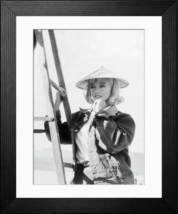 Framed Print : Marilyn Monroe on the Set of The Misfits Framed Print : Marilyn Monroe on the Set of The Misfits