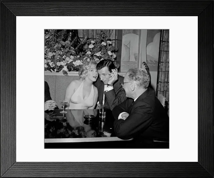 Framed Print : Marilyn Monroe Talking with Yves Montand Framed Print : Marilyn Monroe Talking with Yves Montand