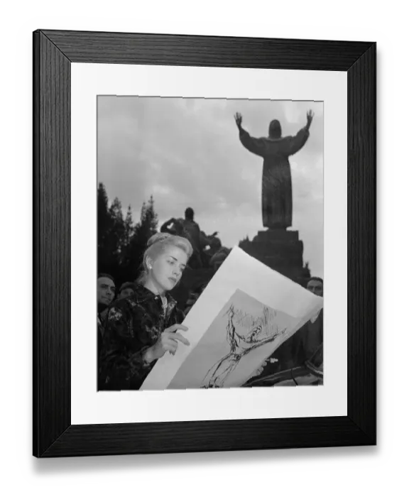 Framed Print : Dolores Hart Sketching a Statue