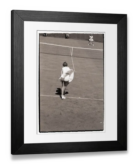 Framed Print : Maria Bueno Serving to Gwyn Thomas Framed Print : Maria Bueno Serving to Gwyn Thomas