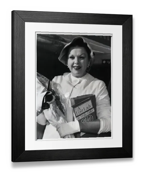 Framed Print : Judy Garland with Flowers Arrives at Airport Framed Print : Judy Garland with Flowers Arrives at Airport