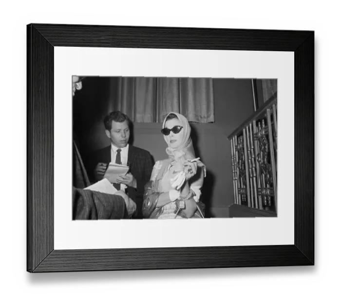 Framed Print : Vivien Leigh Speaks To Press W / Cig&Scarf Framed Print : Vivien Leigh Speaks To Press W / Cig&Scarf