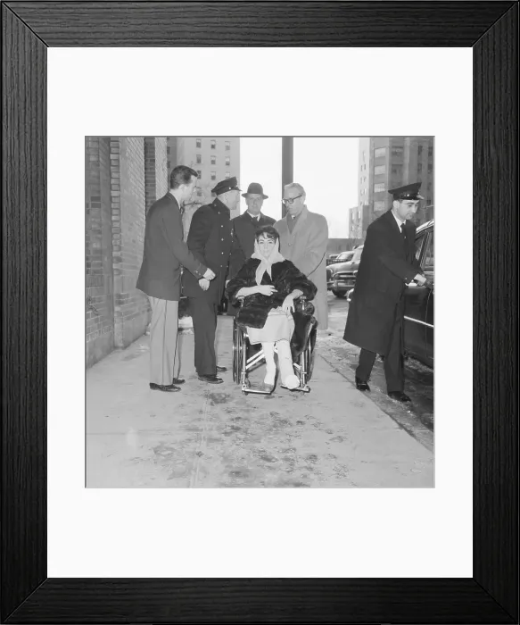 Framed Print : Elizabeth Taylor in Wheel Chair with Injured Leg Framed Print : Elizabeth Taylor in Wheel Chair with Injured Leg