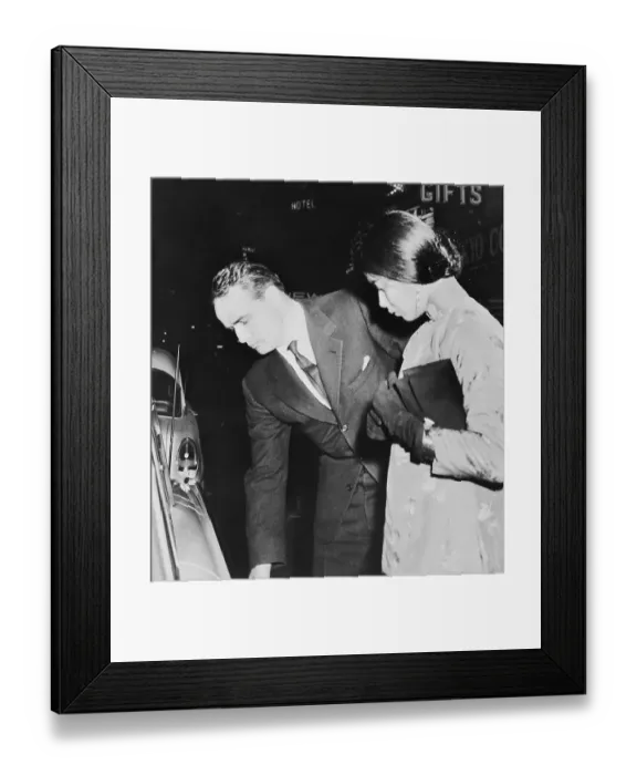 Framed Print : Marlon Brando with France Nuyen Framed Print : Marlon Brando with France Nuyen