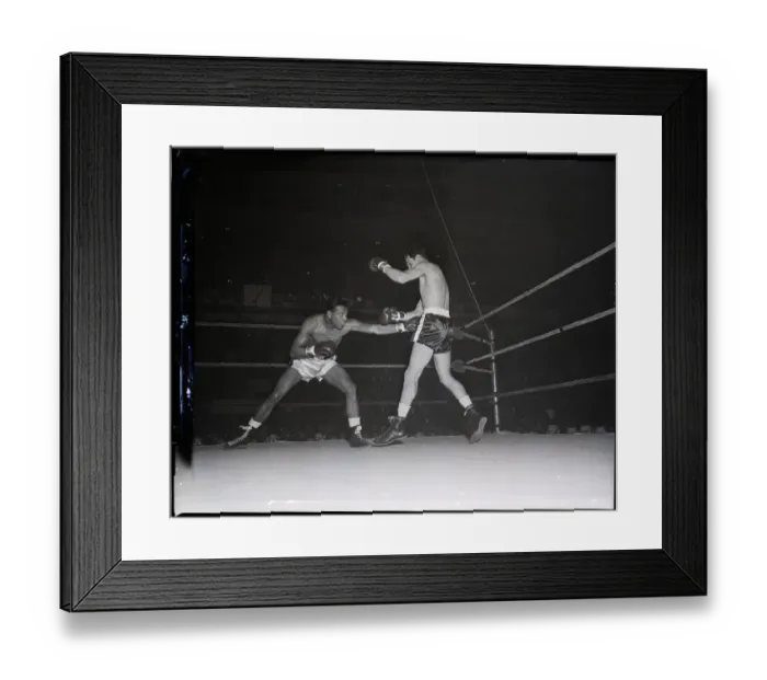 Framed Print : Sugar Ray Robinson Punching Paul Pender Framed Print : Sugar Ray Robinson Punching Paul Pender