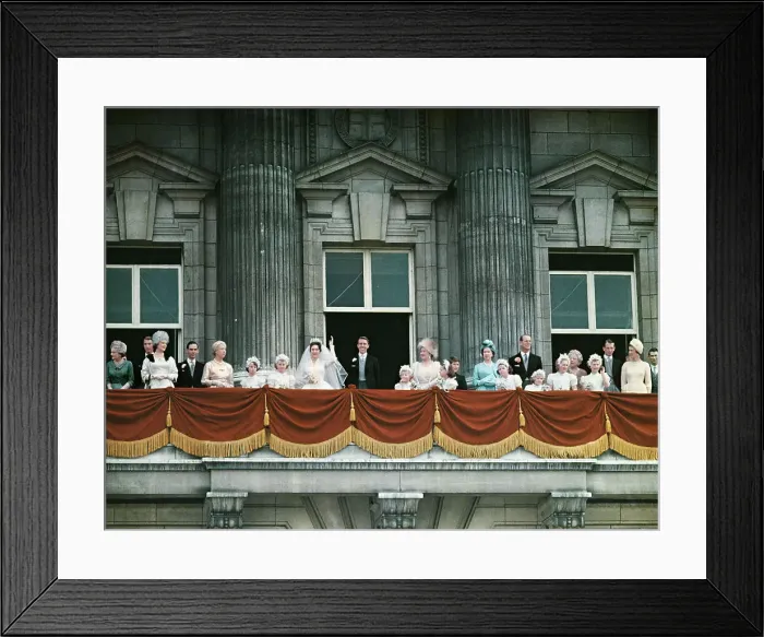 Framed Print : Princess Margaret and Antony Armstrong-Jones Waving from Balcony Framed Print : Princess Margaret and Antony Armstrong-Jones Waving from Balcony
