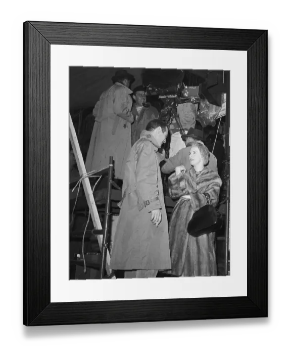 Framed Print : Portrait of Joanne Woodward and Paul Newman on Movie Set Framed Print : Portrait of Joanne Woodward and Paul Newman on Movie Set