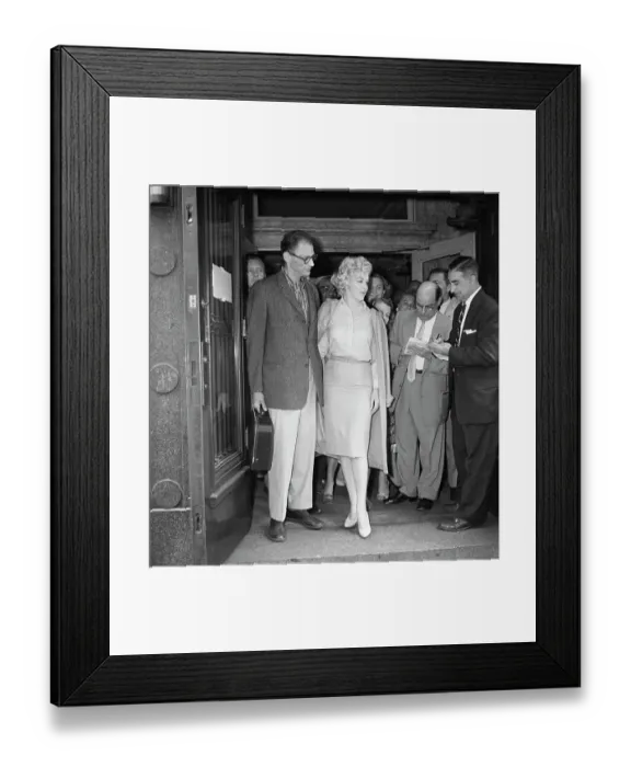Framed Print : Marilyn Monroe with Arthur Miller Framed Print : Marilyn Monroe with Arthur Miller