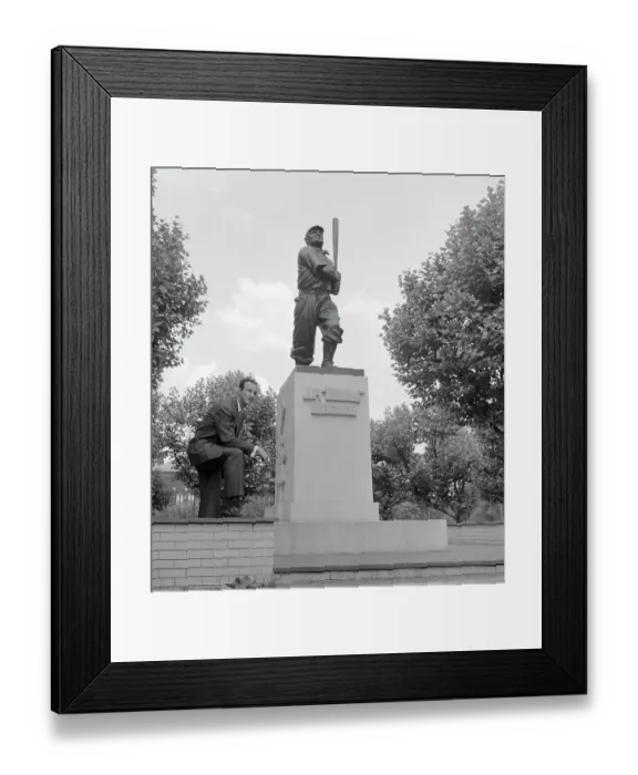 Framed Print : Stan Musial Passing Statue of Honus Wagner Framed Print : Stan Musial Passing Statue of Honus Wagner