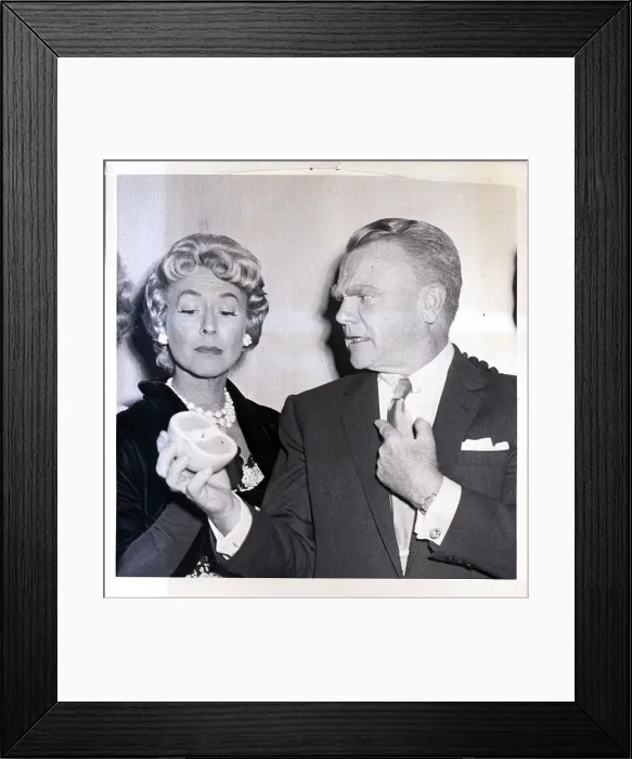 Framed Print : James Cagney Holds Grapefruit to Mae Clark