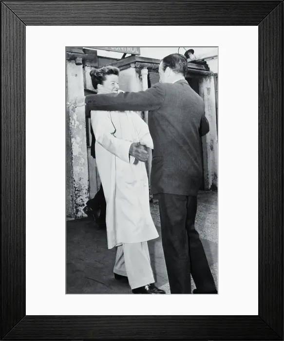 Framed Print : Portrait of Katharine Hepburn with Robert Helpmann Framed Print : Portrait of Katharine Hepburn with Robert Helpmann