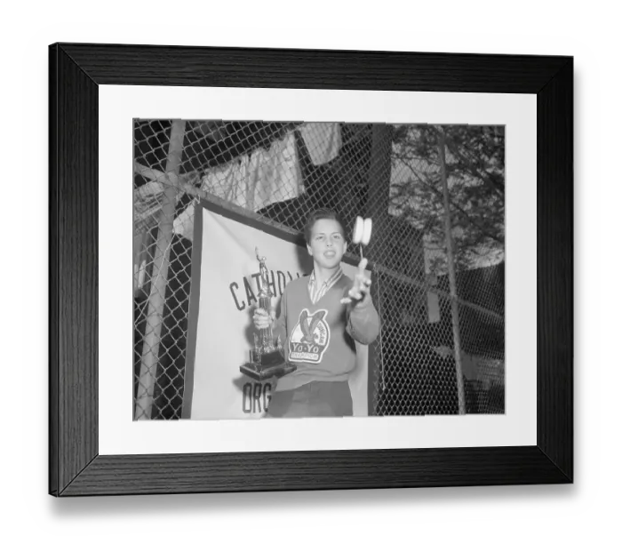 Framed Print : Yo-Yo Contest