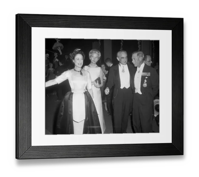 Framed Print : Duke and Duchess of Windsor with Mrs. Winston Guest Framed Print : Duke and Duchess of Windsor with Mrs. Winston Guest