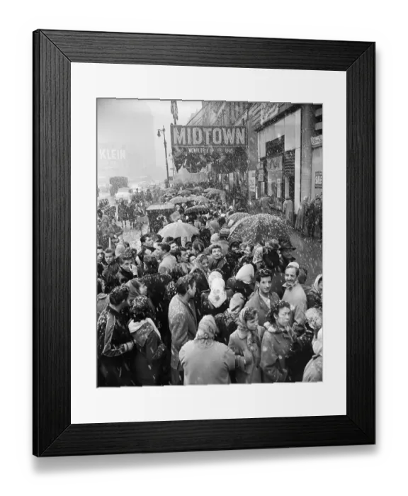 Framed Print : Crowds Shopping In New York In Snow Framed Print : Crowds Shopping In New York In Snow