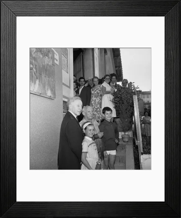 Framed Print : Pablo Picasso with Children an Arthur Rubinstein Framed Print : Pablo Picasso with Children an Arthur Rubinstein