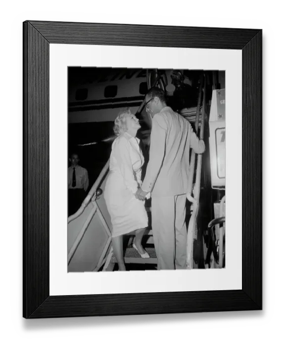 Framed Print : Marilyn Monroe And Husband Arthur Miller Framed Print : Marilyn Monroe And Husband Arthur Miller