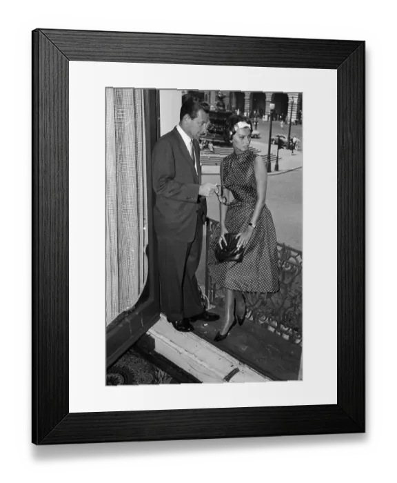Framed Print : Sophia Loren Chats With William Holden Framed Print : Sophia Loren Chats With William Holden