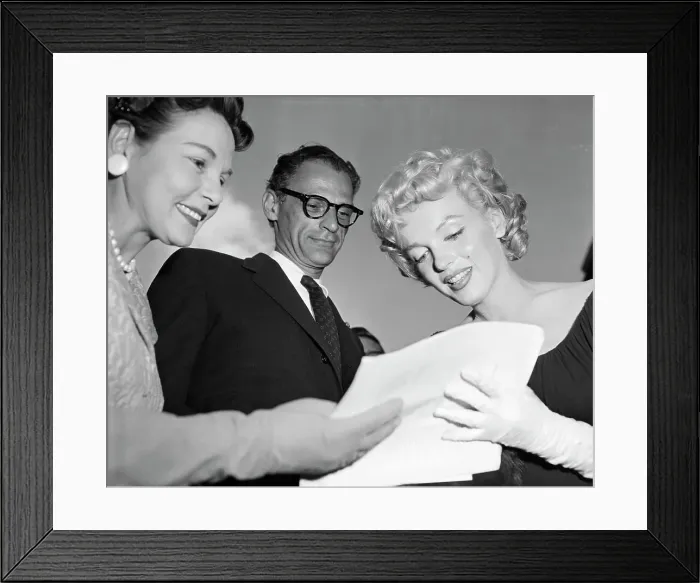 Framed Print : Marilyn Monroe Signing an Autograph Framed Print : Marilyn Monroe Signing an Autograph