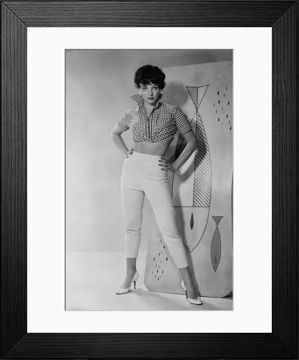 Framed Print : Portrait of Joan Collins Framed Print : Portrait of Joan Collins
