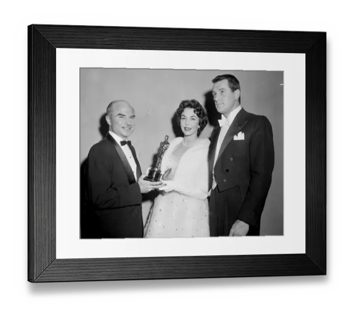Framed Print : Jennifer Jones Presnting Oscar to Rock Hudson Framed Print : Jennifer Jones Presnting Oscar to Rock Hudson