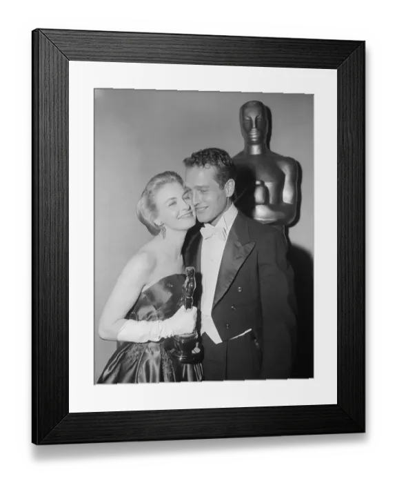 Framed Print : Joanne Woodward Holding Academy Award with Husband Paul Newman Framed Print : Joanne Woodward Holding Academy Award with Husband Paul Newman