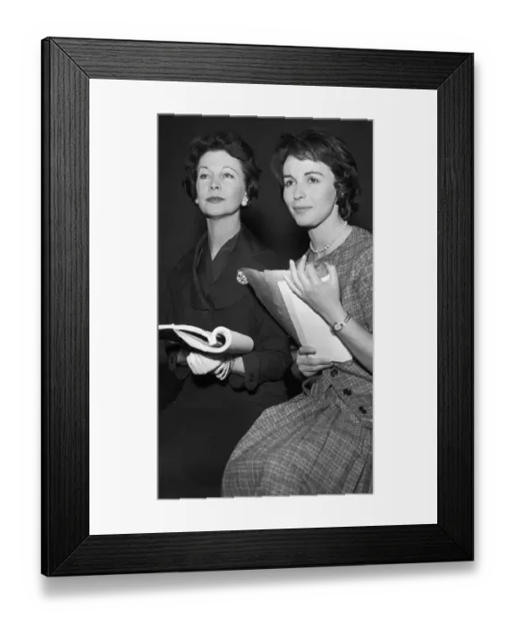 Framed Print : Vivien Leigh, Claire Bloom Look @ Paper