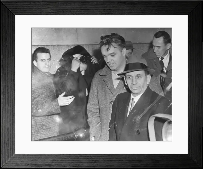 Framed Print : Meyer Lansky in Hat with Others Framed Print : Meyer Lansky in Hat with Others
