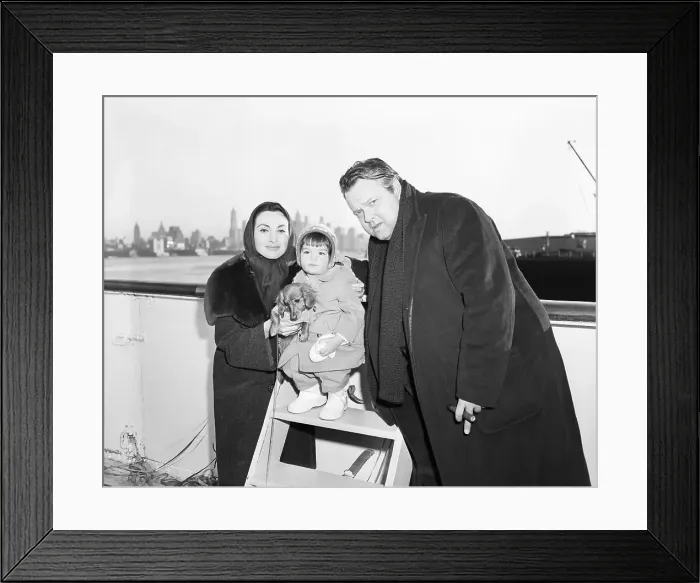 Framed Print : Orson Welles With His Wife And Daughter Framed Print : Orson Welles With His Wife And Daughter