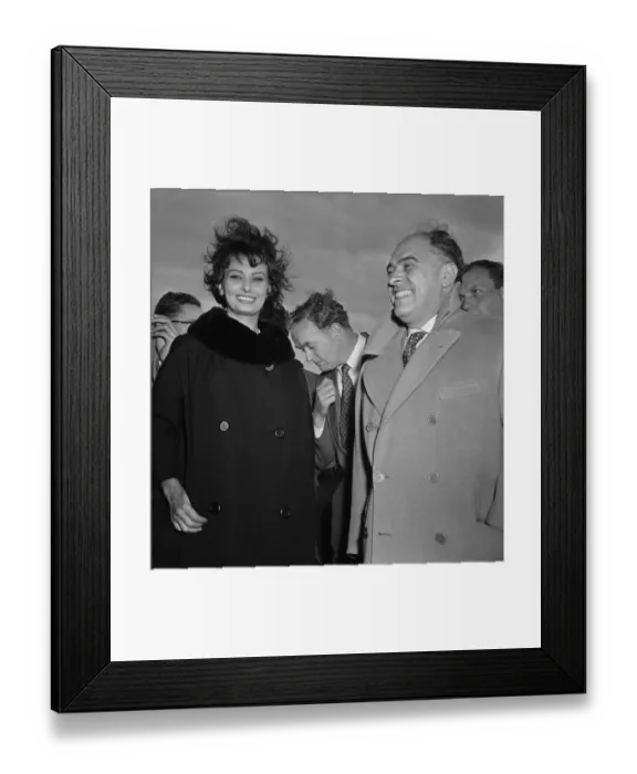 Framed Print : Sophia Loren And Husband Arrive At Airpo Framed Print : Sophia Loren And Husband Arrive At Airpo