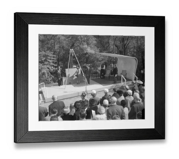 Framed Print : The Queen in the Role of Mason Framed Print : The Queen in the Role of Mason