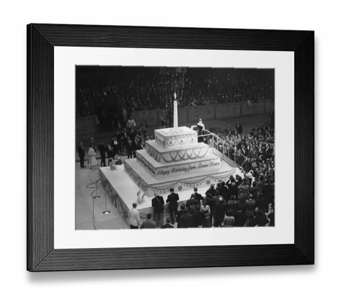 Framed Print : Elizabeth Taylor on Birthday Cake Platform Framed Print : Elizabeth Taylor on Birthday Cake Platform