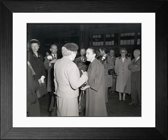 Framed Print : Martha Graham Talks with Eleanor Dulles Framed Print : Martha Graham Talks with Eleanor Dulles