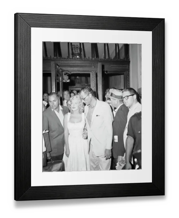 Framed Print : Marilyn Monroe Leaves the Hospital Framed Print : Marilyn Monroe Leaves the Hospital