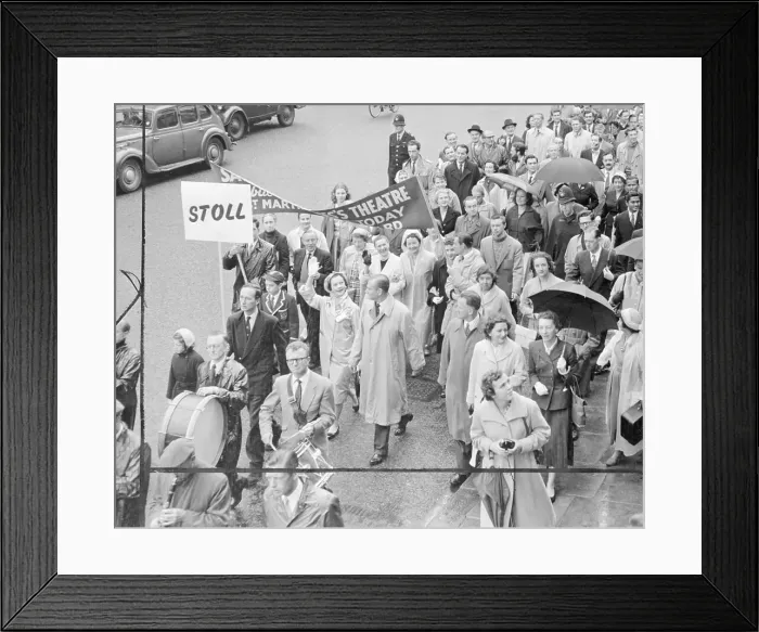 Framed Print : Vivien Leigh and Sir Lawrence Olivier Leading March Framed Print : Vivien Leigh and Sir Lawrence Olivier Leading March