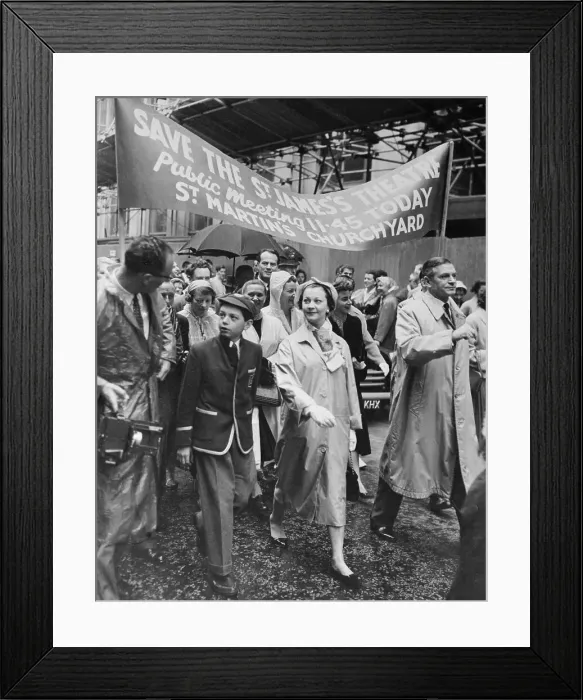 Framed Print : Vivien Leigh and Sir Lawrence Olivier Leading March Framed Print : Vivien Leigh and Sir Lawrence Olivier Leading March
