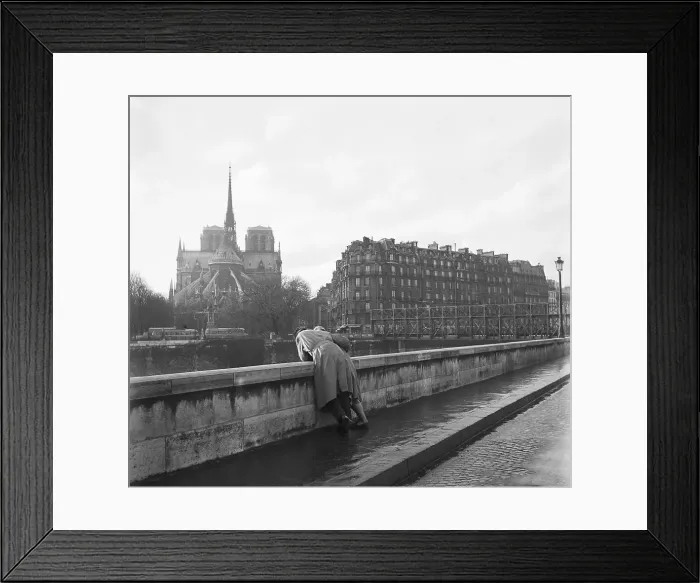 Framed Print : Couple Leans Over Rail Paris In Backgrd Framed Print : Couple Leans Over Rail Paris In Backgrd