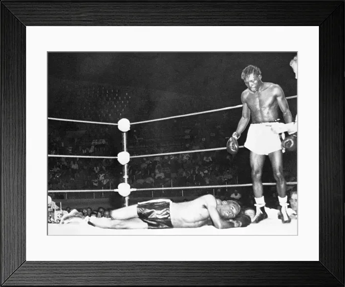 Framed Print : Joe Brown Knocks Out Orlando Zulueta Framed Print : Joe Brown Knocks Out Orlando Zulueta