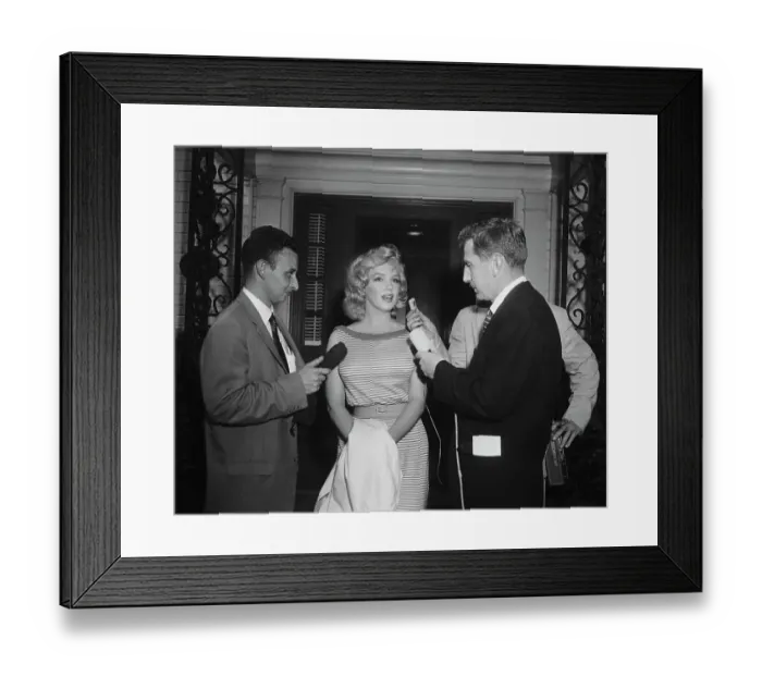 Framed Print : Marilyn Monroe Speaking to Newsmen Framed Print : Marilyn Monroe Speaking to Newsmen