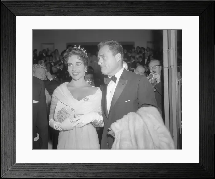 Framed Print : Elizabeth Taylor and Husband Mike Todd in Cannes Framed Print : Elizabeth Taylor and Husband Mike Todd in Cannes