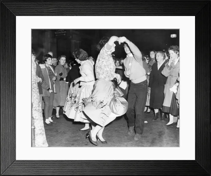 Framed Print : Teens Dancing at Waterloo Station