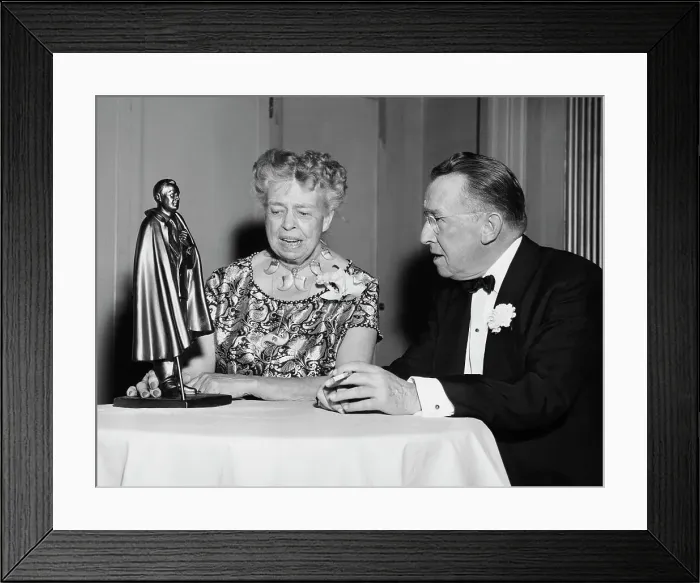 Framed Print : Eleanor Roosevelt With Statue Of Late Husband Framed Print : Eleanor Roosevelt With Statue Of Late Husband