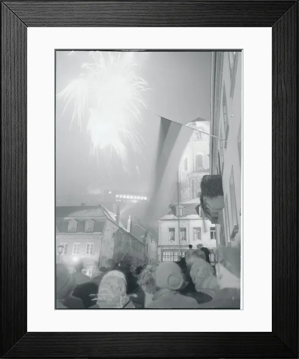 Framed Print : Fireworks Lighting up the Sky