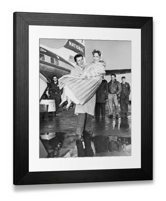 Framed Print : Eddie Fisher Carrying Debbie Reynolds Framed Print : Eddie Fisher Carrying Debbie Reynolds