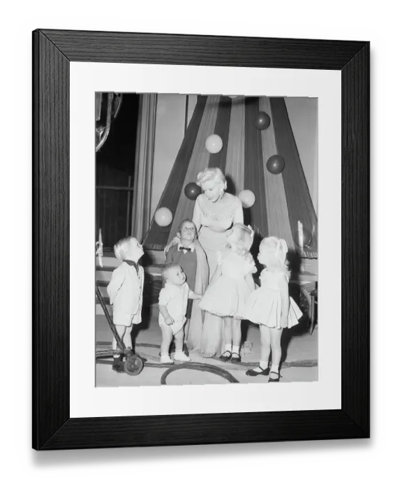 Framed Print : Jayne Mansfield with Child Co-Stars Framed Print : Jayne Mansfield with Child Co-Stars