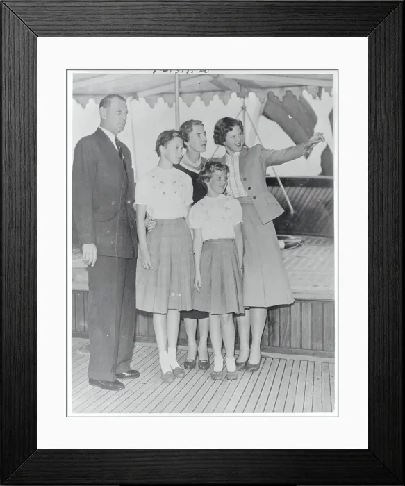 Framed Print : Royal Family Together for Cruise