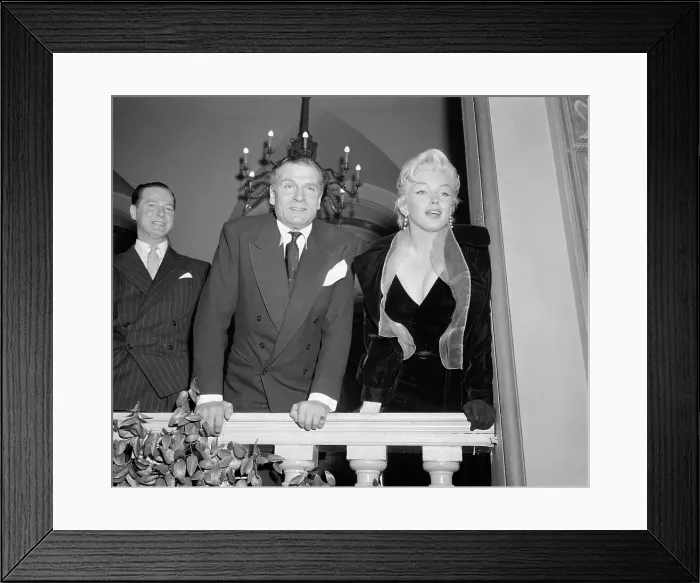 Framed Print : Marilyn Monroe and Lawrence Olivier Framed Print : Marilyn Monroe and Lawrence Olivier
