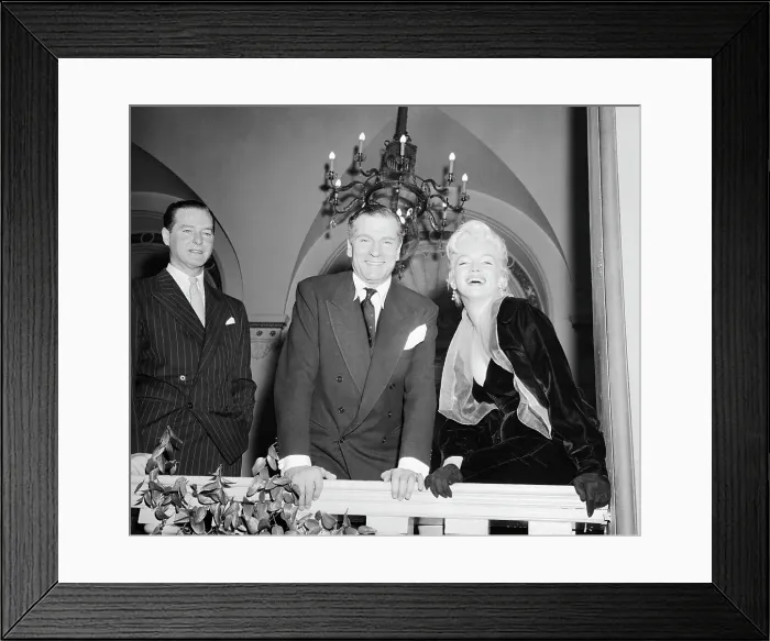 Framed Print : Marilyn Monroe and Lawrence Olivier Framed Print : Marilyn Monroe and Lawrence Olivier